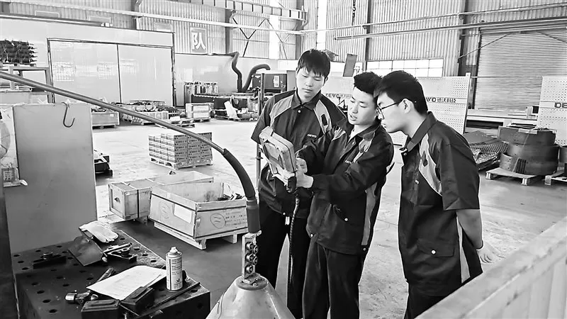 黑龙江农业工程职业技术大学学生在黑龙江德沃科技开发有限公司实习。受访者供图