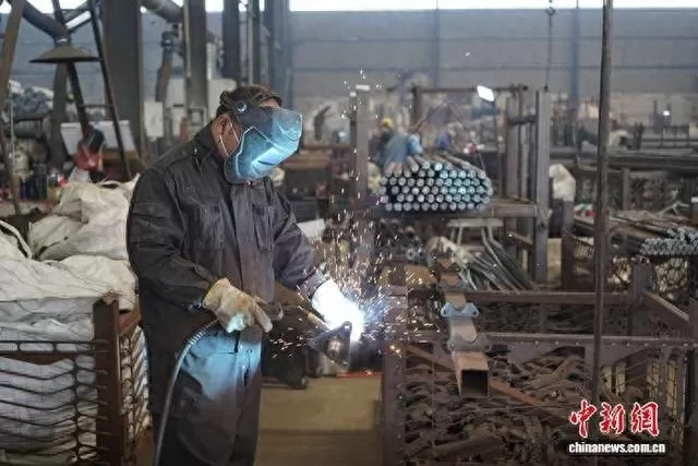 图为工人正在生产制作农机器械。赵梦阳 摄