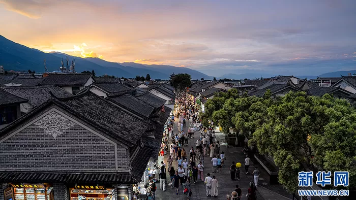 游客漫步大理古城街巷，感受古城夜色（8月22日摄）。新华社记者 胡超 摄