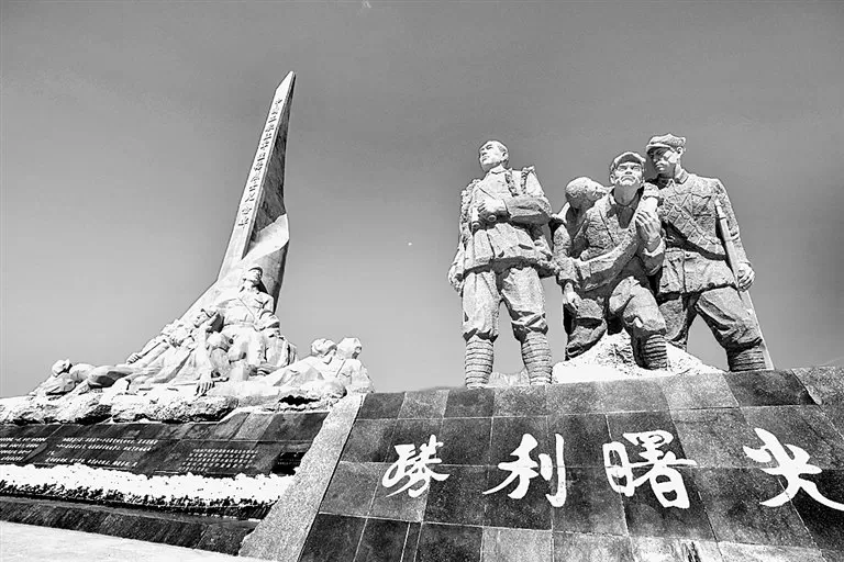 位于四川省若尔盖县巴西镇班佑村的“胜利曙光”雕塑。新华社发