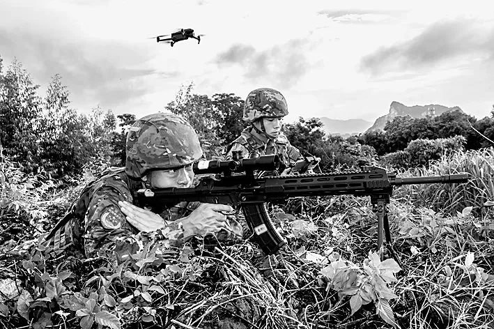 武警广西总队机动支队官兵运用无人机进行侦察。刘明摄/光明图片